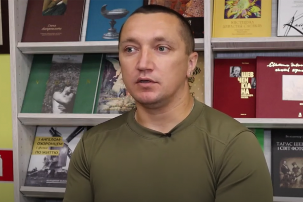 З пером і автоматом: Михайло Ухман про власну історію Майдану, війни та боротьби за Україну