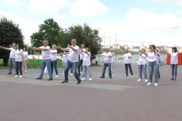Директори шкіл Тернополя спільно заспівали і станцювали для випускників (Відео)