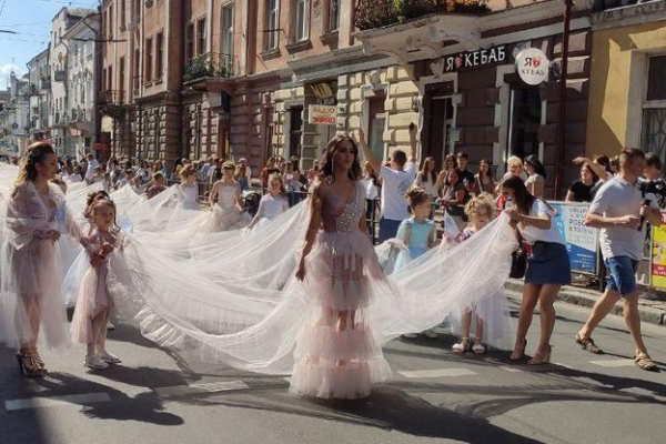 У Тернополі зафіксували рекорд України – найдовший шлейф випускної сукні