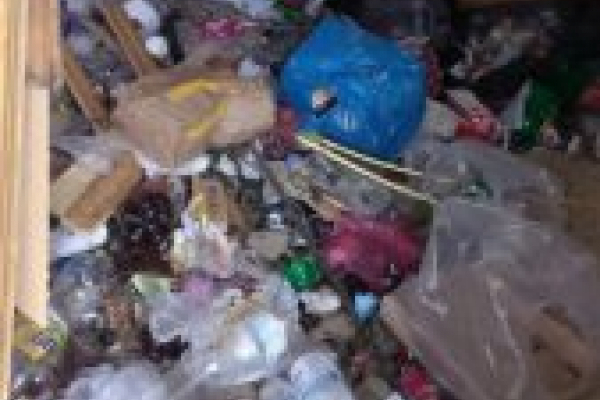 «А потім скаржаться на сморід»: тернополяни зривають заварені люки сміттєпроводів