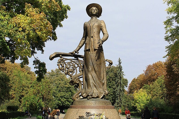 Десять років тому у Тернополі постав унікальний пам’ятник співачці із світовим іменем