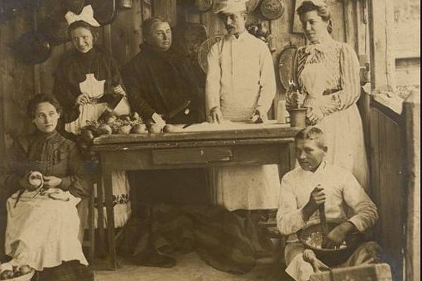 Кухарі на Тернопільщині на фото 110 років тому
