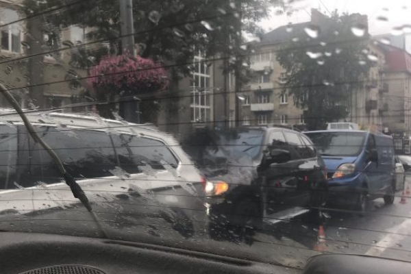 Через ДТП у центрі Тернополя затори: не розминулися три автомобілі