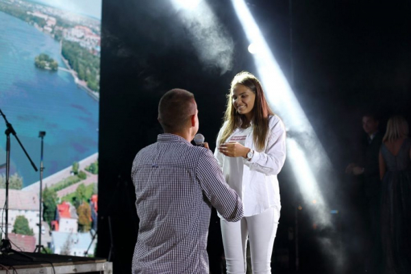 У Тернополі під час концерту до Дня міста хлопець на сцені романтично освідчився дівчині (Фото)