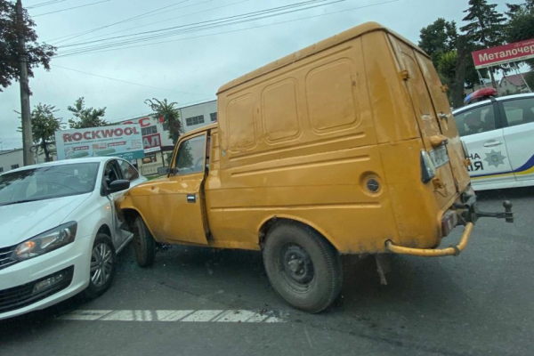 Через аварію на вулиці Микулинецькій утворився довжелезний затор (Фото)