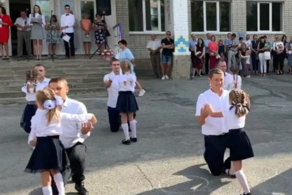 «Татусі та донечки»: у Тернополі першовересневий танець першачків розчулив людей (Відео)