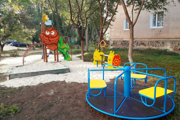 У Бережанах реалізували проєкт «Громадського бюджету» - дитячий майданчик «Казковий ліс»