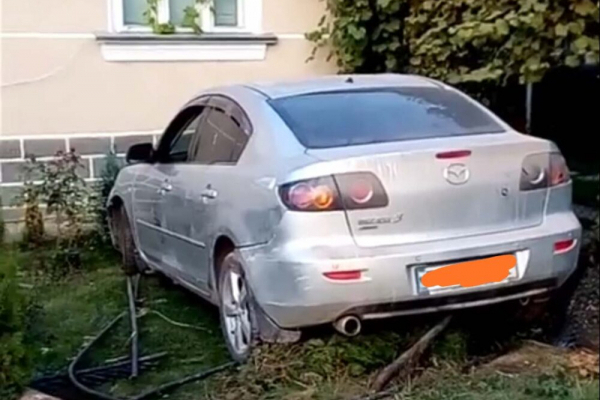 На Тернопільщині п’яний водій «Мазди» зніс огорожу і в’їхав у житловий будинок (Відео)