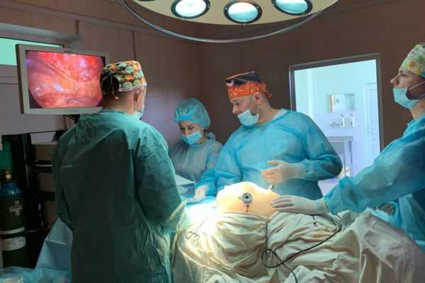 Тернопільські хірурги провели унікальну операцію вже через дві години від часу звернення пацієнтки
