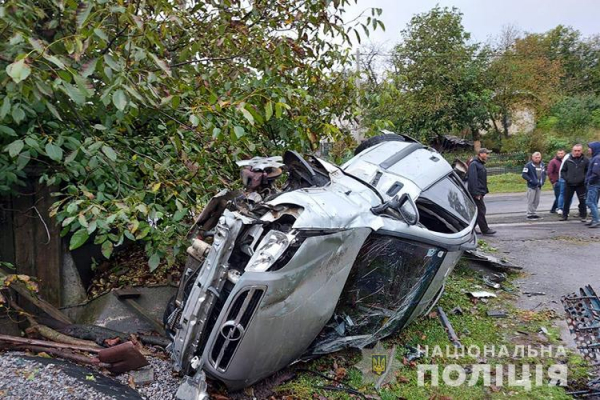 На Тернопільщині автомобіль, протаранивши огорожу, перевернувся на чужому подвір'ї