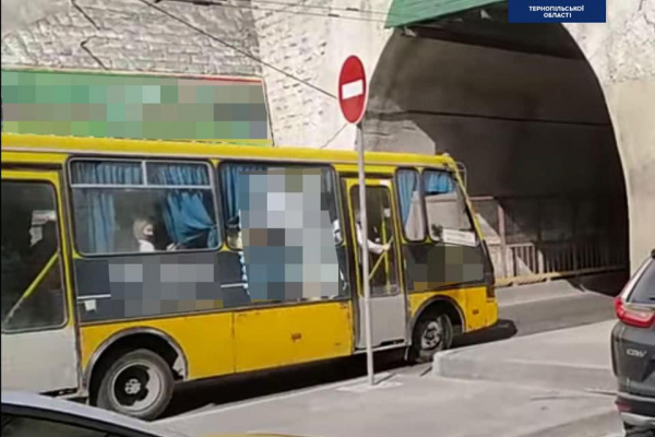 У Тернополі водій автобуса наразив на небезпеку пасажирів