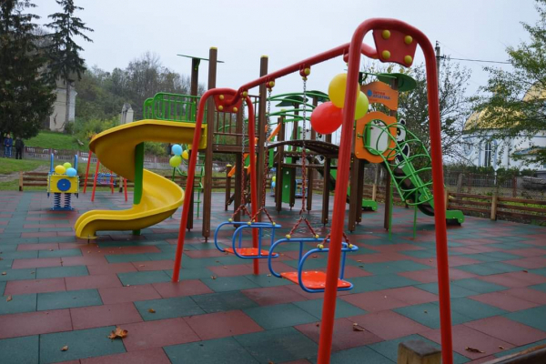 На Тернопільщині відкрили сучасний дитячий майданчик