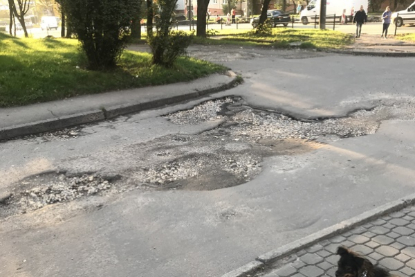 Тернополяни просять зробити ремонт і освітлення у дворах на вулицях Чалдаєва, Тарнавскього і Злуки