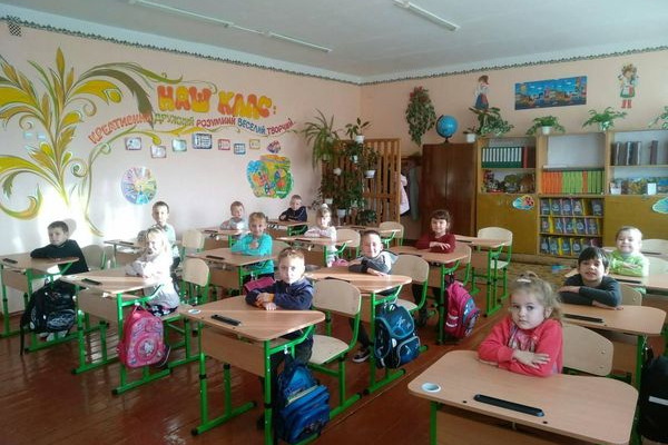 Нові парти і стільці купили для першачків Нової української школи у Шумській громаді 