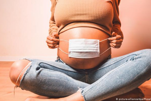 Епідеміолог з Чорткова розповів про загрозу COVID-19 для вагітних та годуючих матерів