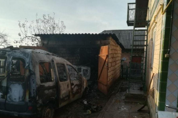 На Тернопільщині згорів гараж з автомобілем та мотоциклом