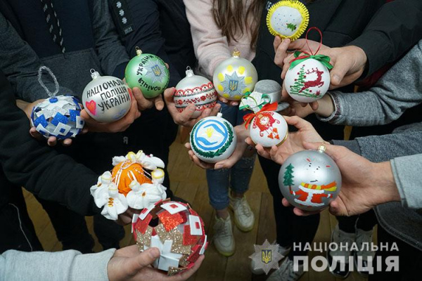 Тернопільські поліцейські разом з дітками взяли участь у Всеукраїнському флешмобі «Орнамент для ялинки»
