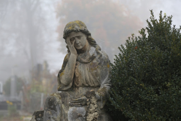 «Хотів заробити на металі»: на Тернопільщині чоловік викрав хрест з кладовища