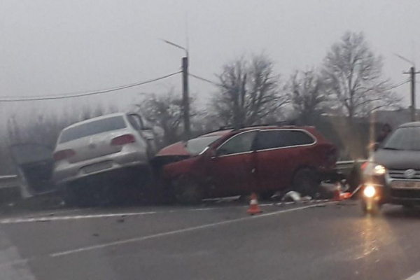 При виїзді з Тернополя масштабна аварія – зіткнулися три автомобілі