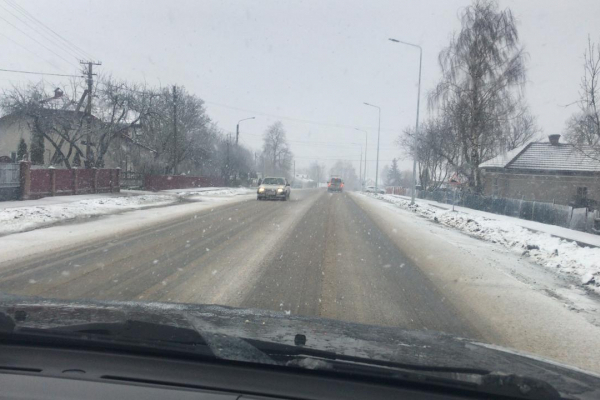 Від снігу дороги Тернопільщини очищає спецтехніка