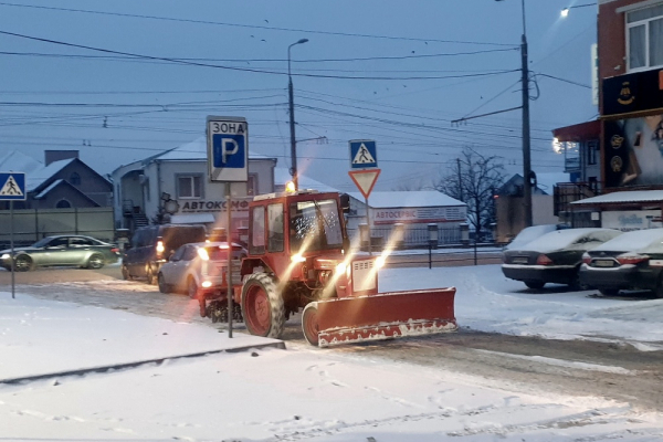 У Тернополі залучили більше 30-ти одиниць техніки для очищення доріг від снігу
