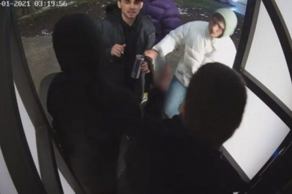 Нищать майно громади: У Тернополі хлопці нахуліганили в сучасному ліфті на пішохідному мості