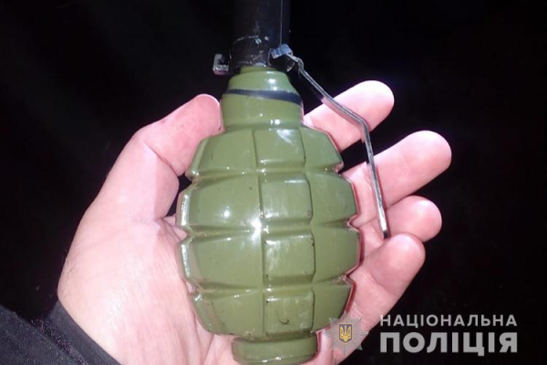 Прив'язав до рук скляну «гранату»: у Тернополі затримали 33-річного чоловіка