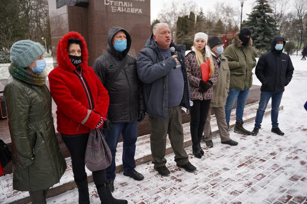 «Ми проти підвищення тарифів!»: у Тернополі відбулася акція протесту