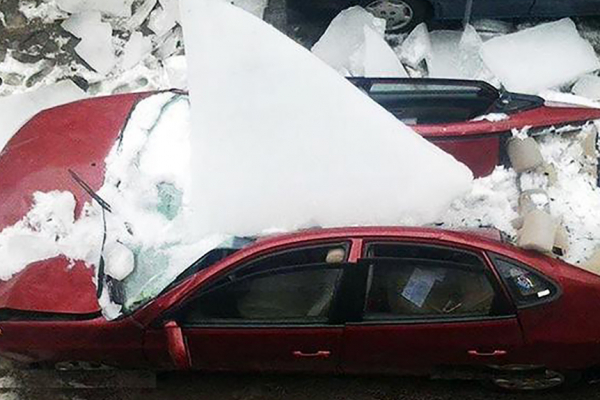 На Тернопільщині брила льоду зірвалася із кузова вантажівки і впала на легковий автомобіль