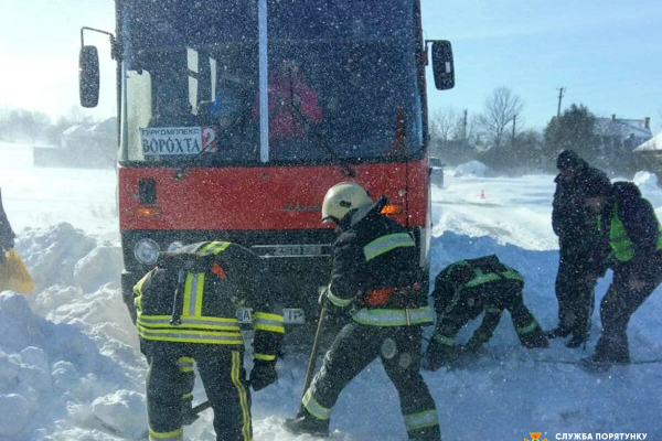 На Тернопільщині рятувальники продовжують витягувати машини зі снігових заметів