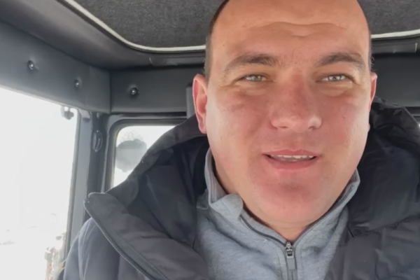 Мер Чорткова сів у трактор та взявся розгортати дороги на села (Відео)