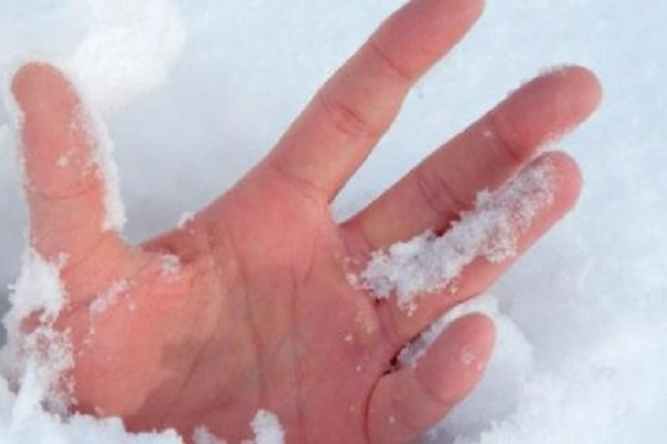 На Тернопільщині сусіди знайшли чоловіка, який голим лежав на снігу