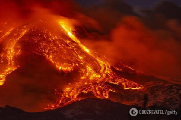 В Італії розбушувався вулкан Етна: з’явилися нові кадри вогняного пекла