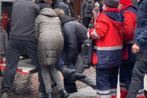 Пожежа в центрі Тернополя: з приміщення винесли постраждалого (Відео)