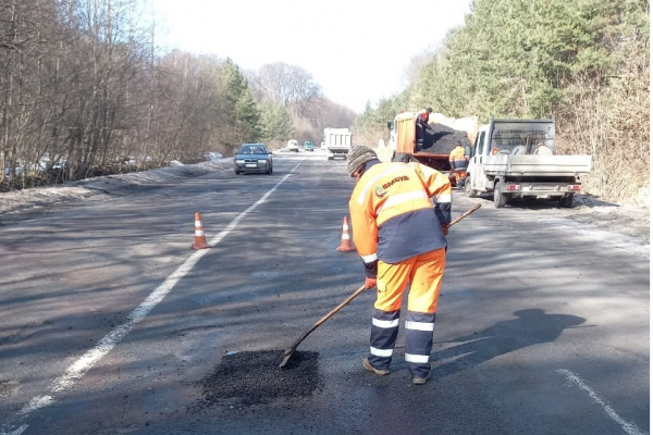 «БМбуд» продовжує аварійно-ямковий ремонт на дорогах Тернопільської та Івано-Франківської областей (Фото)