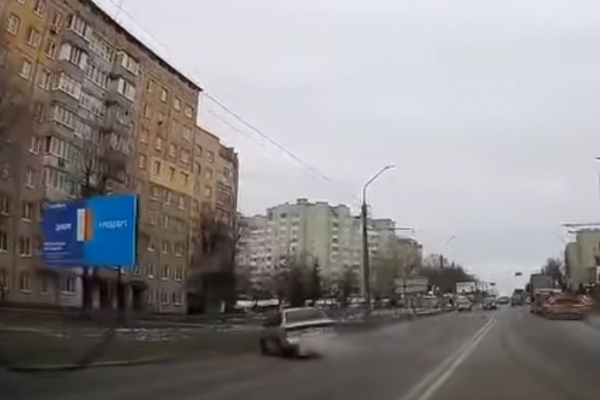 У Тернополі водійка знесла огорожу і виїхала на тротуар (Відео)