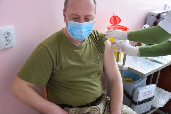 У Чорткові військових вакцинують проти COVID-19
