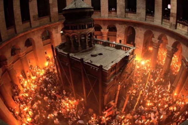 В Єрусалимі зійшов Благодатний вогонь (Відео)