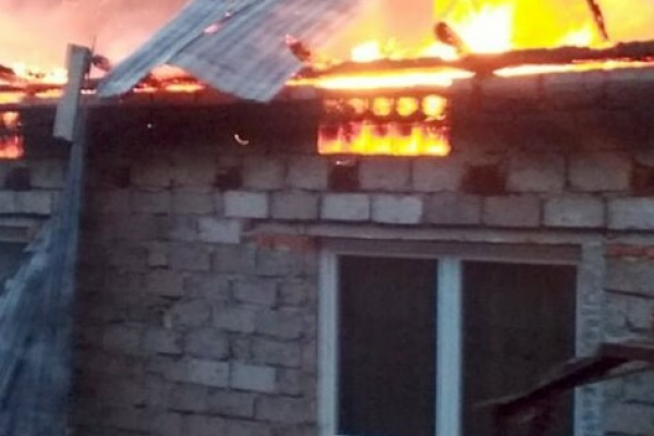 Згорів будинок, всі речі і гроші: дівчина-сирота з Тернопільщини потребує термінової допомоги