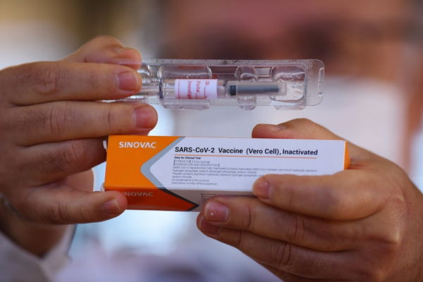 Ще 500 тисяч доз вакцини CoronaVac прибули в Україну