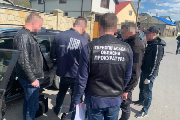 Вимагав 20 тис. грн у водія: на Тернопільщині затримали поліцейського