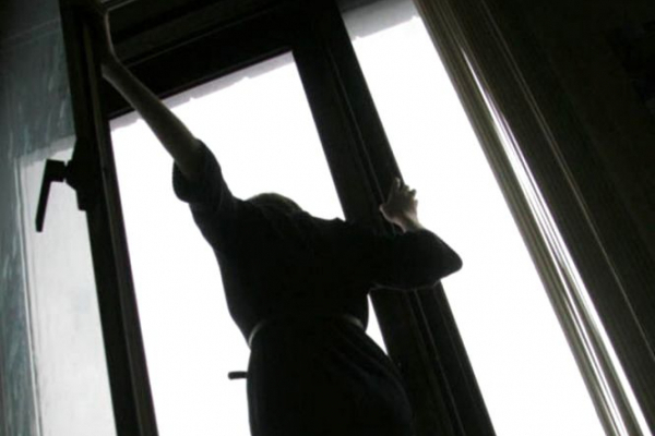 У Тернополі 79-річна пенсіонерка випала із вікна