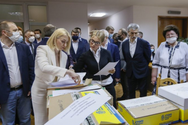 «Батьківщина» передала до ЦВК усі необхідні для старту референдуму документи