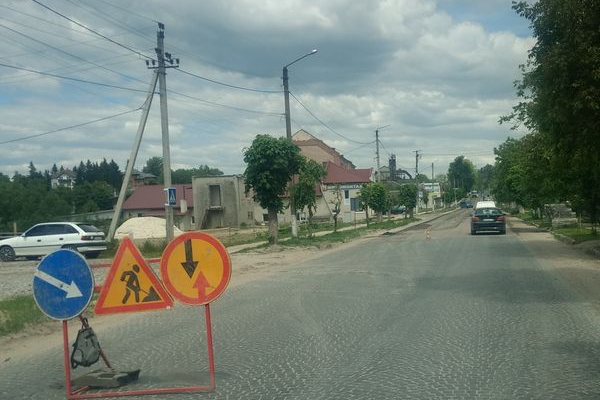 У Бережанах на дорозі знімають асфальт, який вкладали 3 роки тому