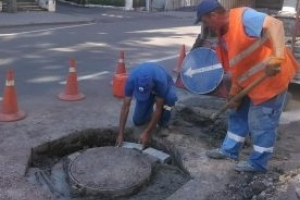 У центрі Тернополя встановлюють каналізаційні люки з гербом міста