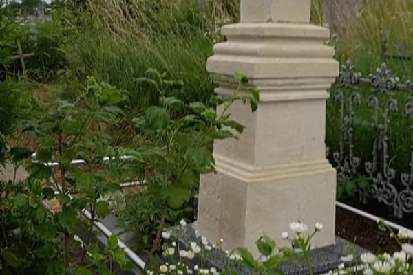 Жителька Бучача скаржиться на занедбаний стан кладовища