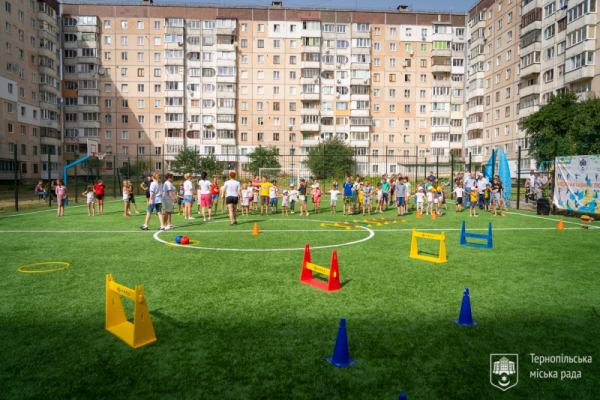 На вулиці Київській відкрили новий сучасний мультиспортивний майданчик