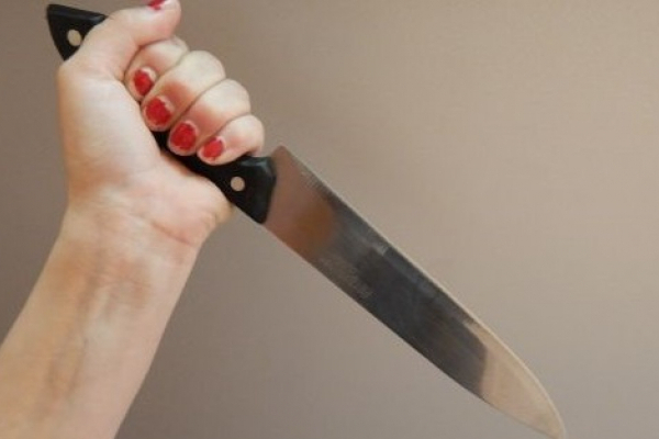 Хотів забрати приятеля: у Великих Дедеркалах розлючена жінка вдарила односельця ножем у живіт