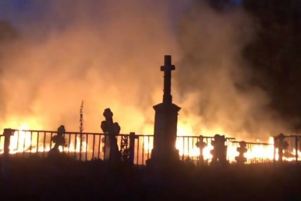 На Тернопільщині виникла масштабна пожежа на кладовищі