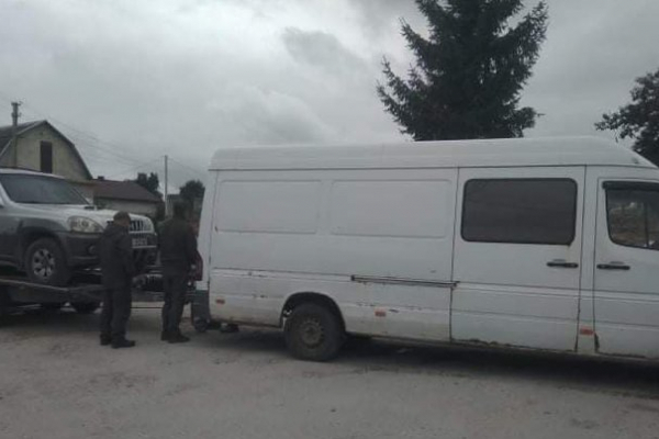 Волонтери з Тернопільщини передали військовим автомобіль